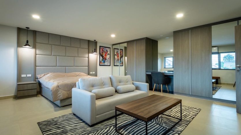 4 Br House For Sale in Pattaya – Fully Furnished, Fully Renovated with Guest House