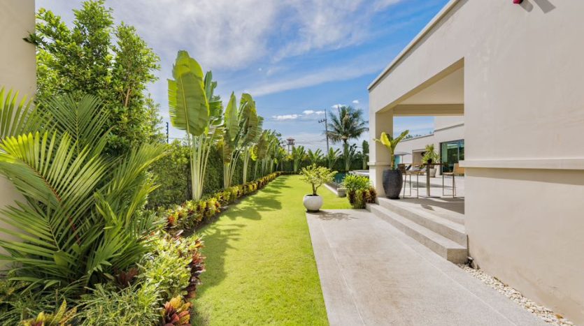 Mabprachan Lake Pattaya Luxury 4 Br Pool Villa For Sale – Surrounded by Nature