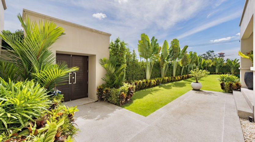 Mabprachan Lake Pattaya Luxury 4 Br Pool Villa For Sale – Surrounded by Nature